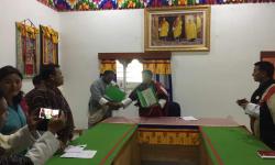 handingtaking4